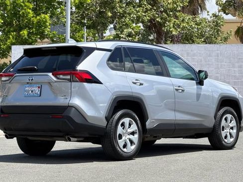 Used 2022 Toyota RAV4 LE AWD/4WD image 4