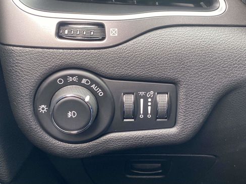 Used 2019 Jeep Cherokee Latitude Plus image 19