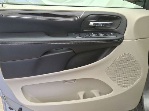 Used 2019 Dodge Grand Caravan SXT FWD image 10