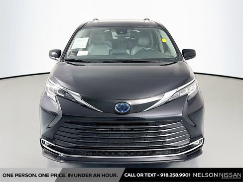 Used 2021 Toyota Sienna XLE image 2