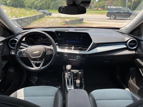 Used 2025 Chevrolet Trax LT w/ LT Convenience Package FWD image 29