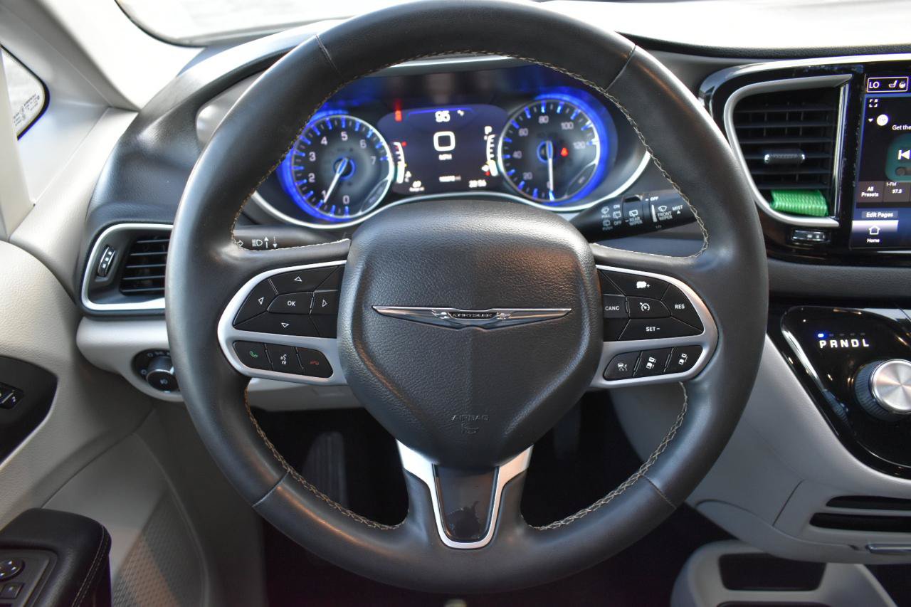 Used 2022 Chrysler Pacifica Touring-L FWD image 14