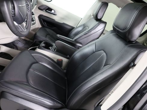 Used 2024 Chrysler Pacifica Touring-L AWD/4WD image 9