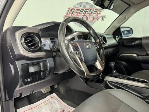 Used 2016 Toyota Tacoma SR5 w/ SR5 Appearance Package (SN) AWD/4WD image 10