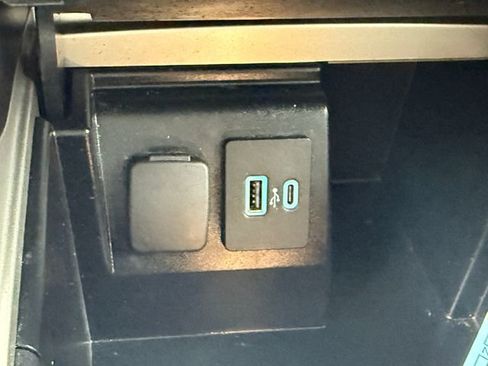 Used 2022 Ford Explorer XLT w/ Equipment Group 202A image 16