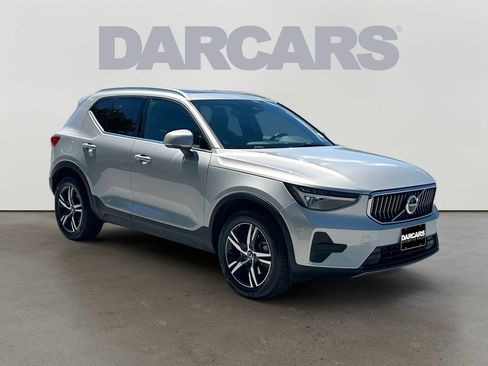 Certified 2025 Volvo XC40 B5 Core AWD/4WD image 1