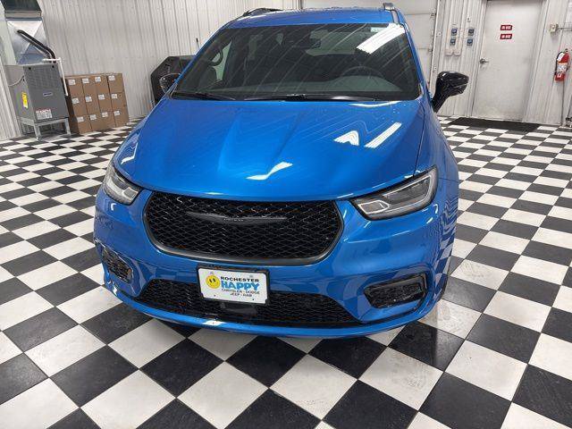New 2026 Chrysler Pacifica Select w/ S Appearance Package AWD/4WD image 2