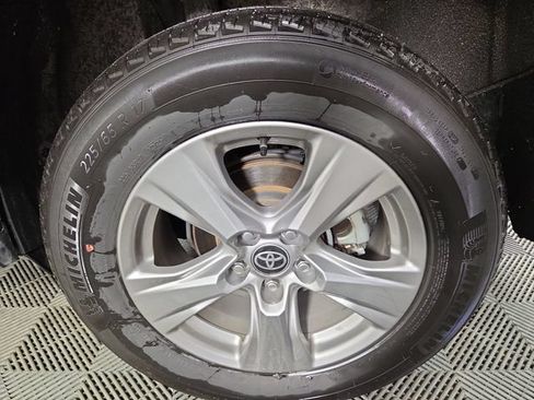 Used 2025 Toyota RAV4 XLE AWD/4WD image 11
