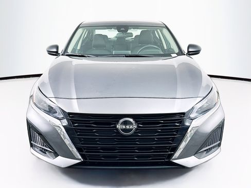 Used 2024 Nissan Altima 2.5 SV image 2