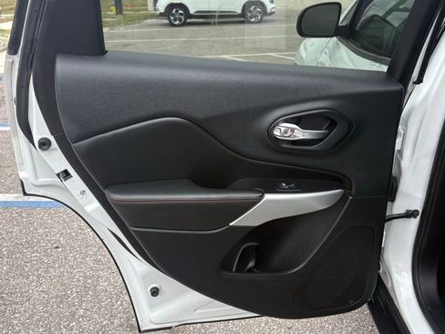 Used 2017 Jeep Cherokee Trailhawk w/ Comfort/Convenience Group image 12