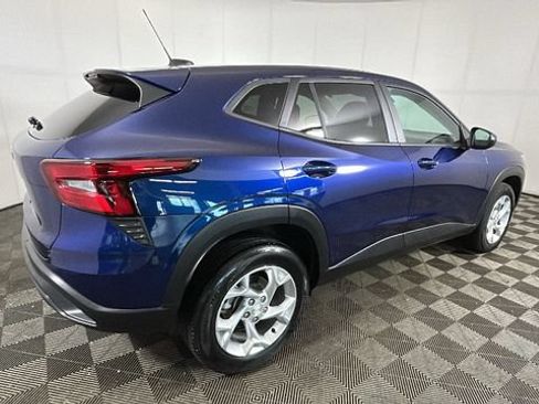 Used 2024 Chevrolet Trax LS w/ LS Convenience Package FWD image 2