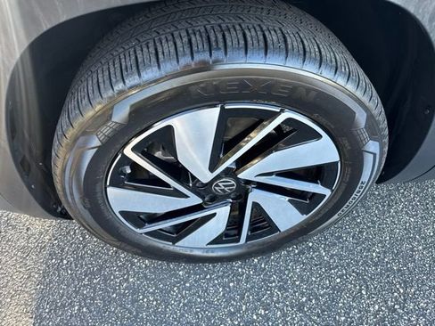 Used 2025 Volkswagen Atlas SEL AWD/4WD image 9