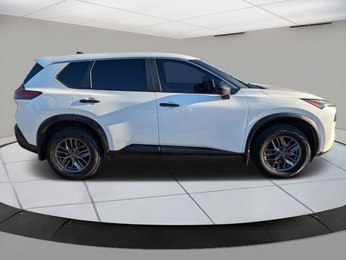 Used 2023 Nissan Rogue S image 6
