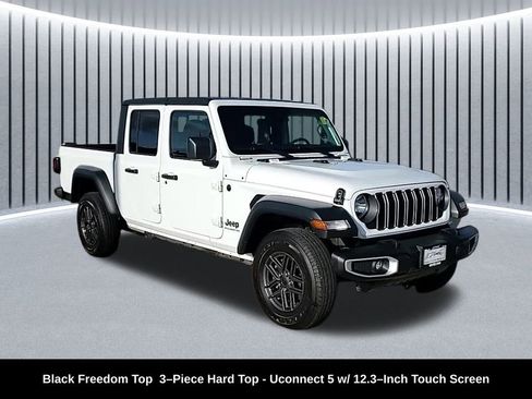 Used 2025 Jeep Gladiator Sport image 3