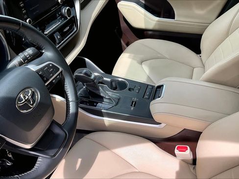 Used 2022 Toyota Highlander XLE FWD image 17