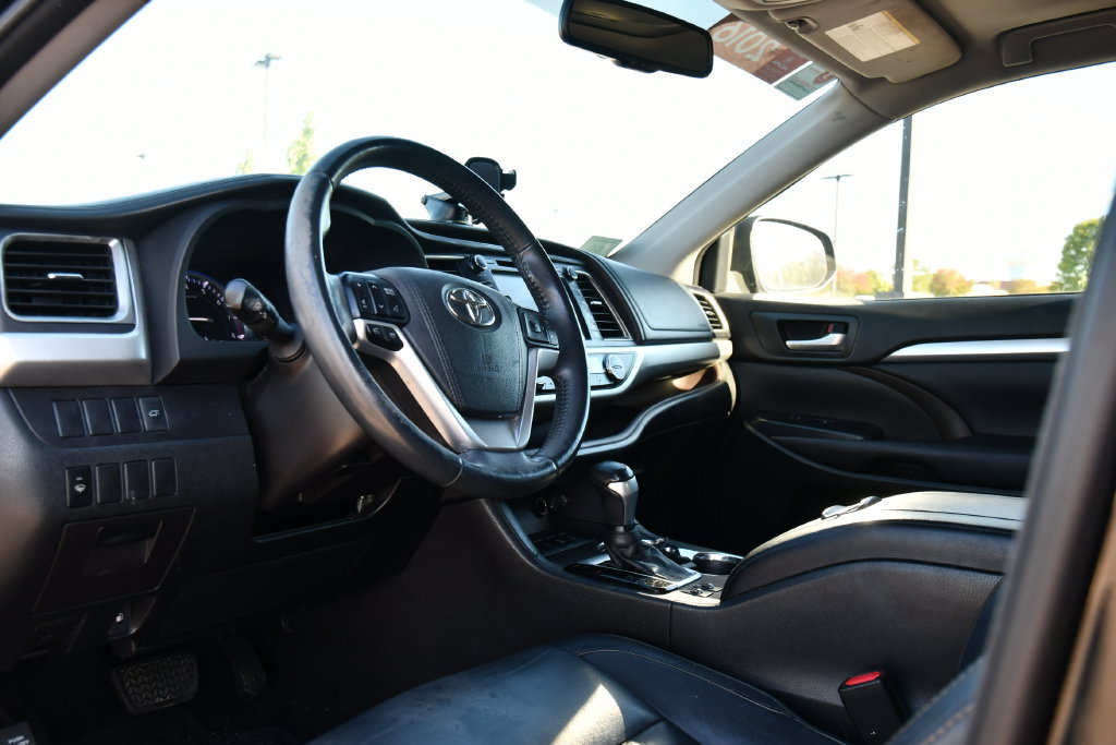 Used 2016 Toyota Highlander XLE AWD/4WD image 12