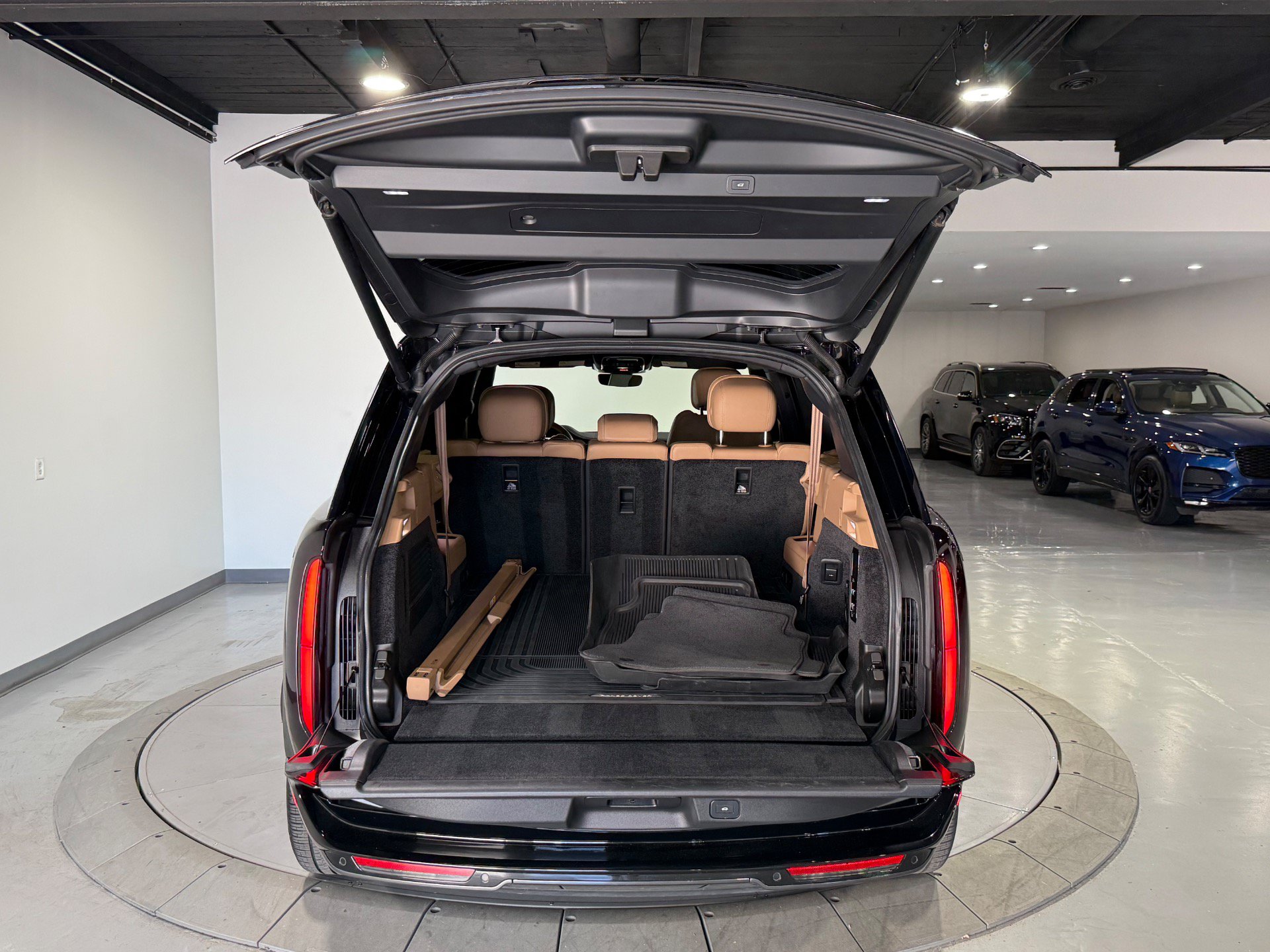 Used 2024 Land Rover Range Rover Long Wheelbase SE AWD/4WD image 15