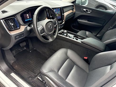 Used 2022 Volvo XC60 B5 Momentum image 25