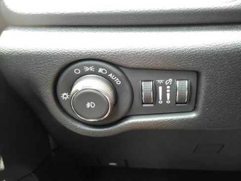 Used 2025 Chrysler Pacifica Select FWD image 42