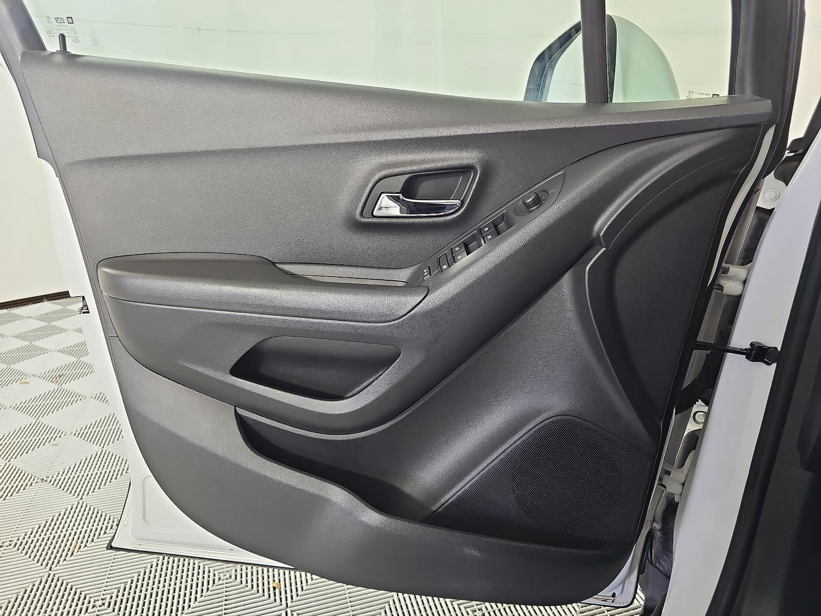 Used 2020 Chevrolet Trax LS FWD image 24