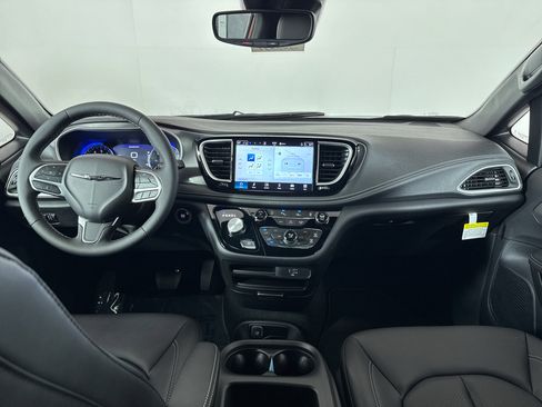 New 2026 Chrysler Pacifica Select image 3