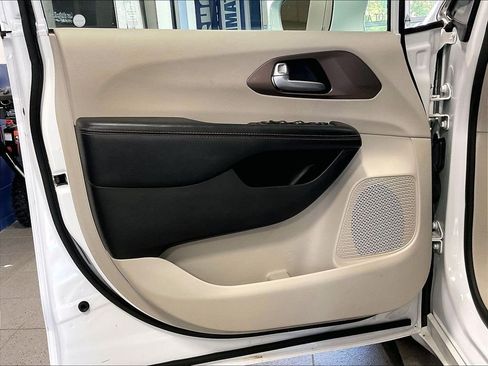 Used 2018 Chrysler Pacifica Touring-L FWD image 9