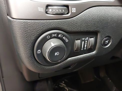 Used 2022 Jeep Cherokee Limited AWD/4WD image 31