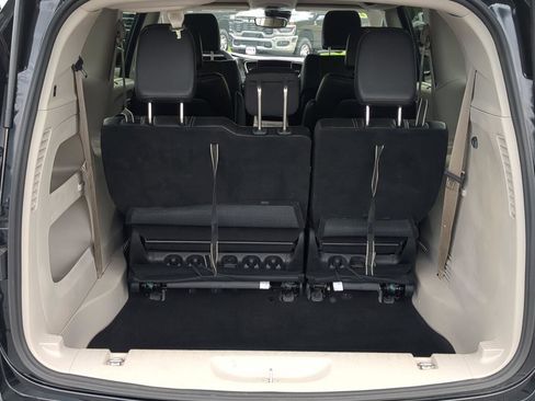 Used 2024 Chrysler Pacifica Touring-L FWD image 20