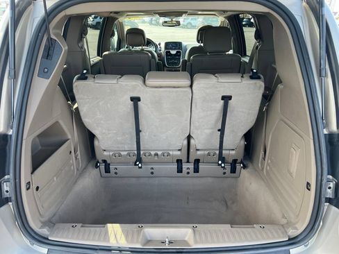 Used 2013 Chrysler Town & Country Touring-L w/ Driver Convenience Group FWD image 32