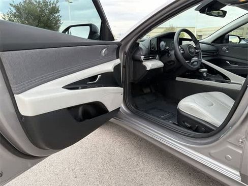 Certified 2025 Hyundai Elantra Limited image 10