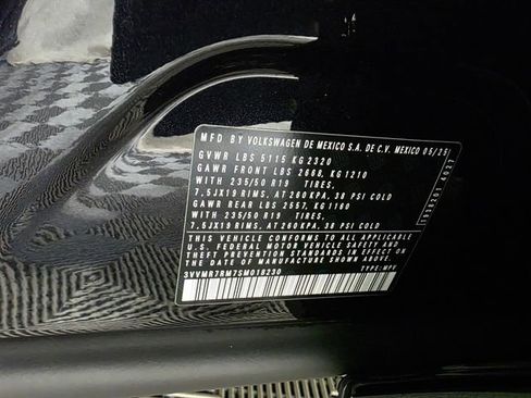 Certified 2025 Volkswagen Tiguan SE w/ Panoramic Sunroof Package image 39