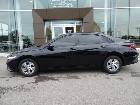 Used 2024 Hyundai Elantra SE FWD image 2