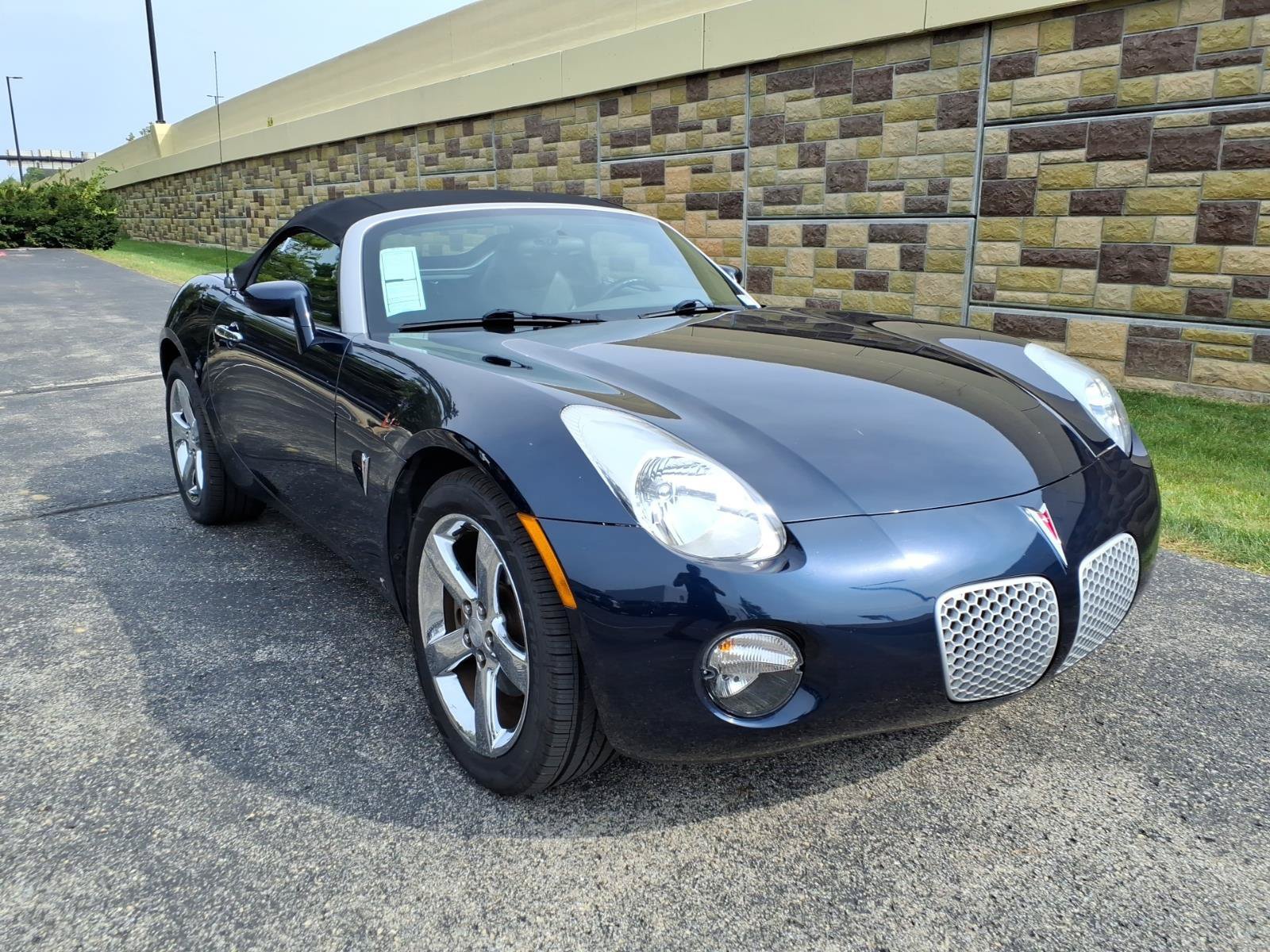 Used 2007 Pontiac Solstice Convertible w/ Premium Package RWD image 2