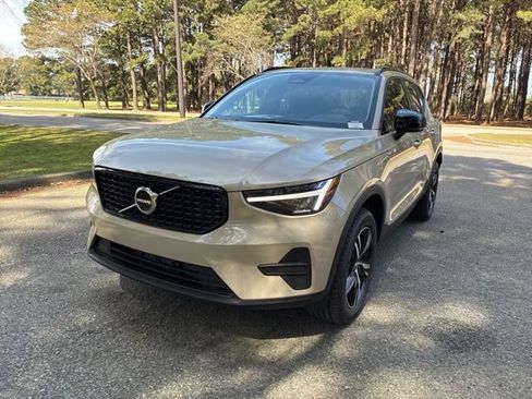 New 2026 Volvo XC40 B4 Core image 2