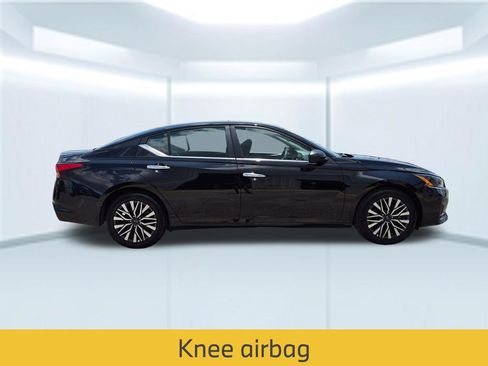 Used 2025 Nissan Altima 2.5 SV FWD image 8
