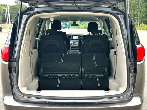 Used 2022 Chrysler Voyager LX FWD image 30