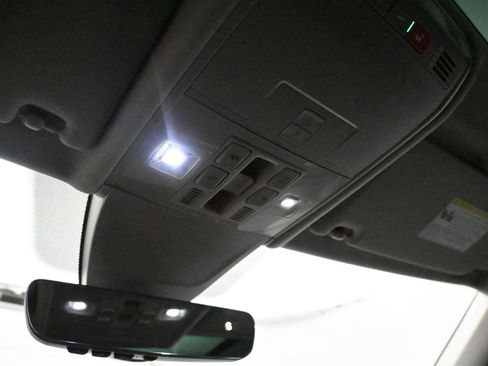 Used 2024 Volkswagen Tiguan SE image 6