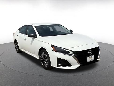 Used 2025 Nissan Altima 2.5 SV FWD image 3