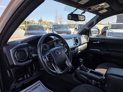 Used 2017 Toyota Tacoma TRD Off-Road image 10
