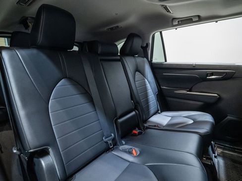 Certified 2022 Toyota Highlander XLE image 34