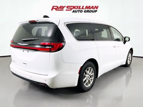 Used 2023 Chrysler Pacifica Touring-L FWD image 7