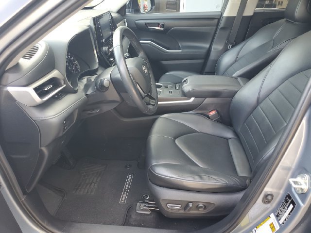 Used 2020 Toyota Highlander XLE FWD image 24