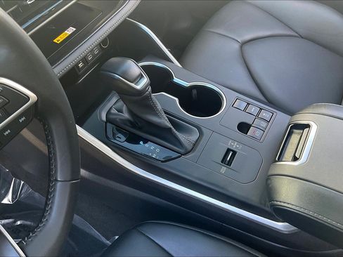 Used 2023 Toyota Highlander XLE image 22