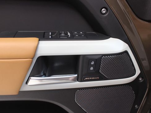 Used 2024 Land Rover Defender 90 S image 29