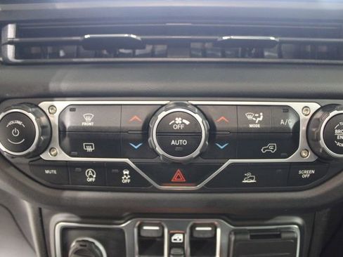 Used 2025 Jeep Wrangler Unlimited Rubicon image 36