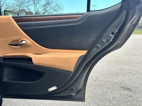 Used 2023 Lexus ES 300h w/ Accessory Package (Z2) image 20