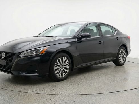 Used 2025 Nissan Altima 2.5 SV FWD image 3