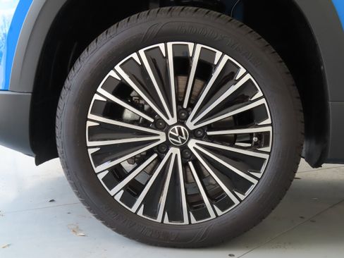 New 2026 Volkswagen Taos SE FWD image 26