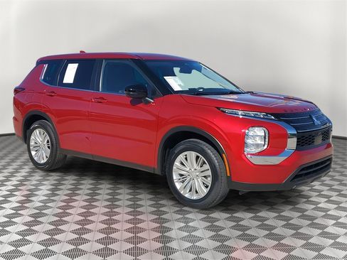 Used 2024 Mitsubishi Outlander ES image 2