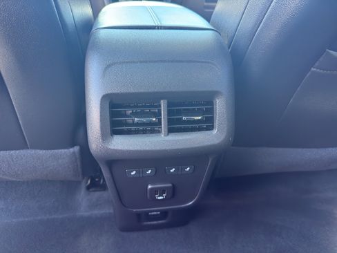 Used 2024 Chevrolet Equinox Premier AWD/4WD image 32
